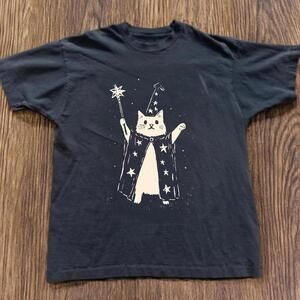 Gildan Men T-Shirt, Black Wizard Cat Graphic Tee .